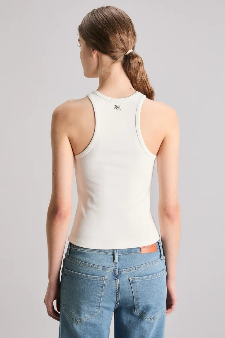 Musculosa blanca de corte slim y cuello redondo de Kosiuko en Tops para argentina