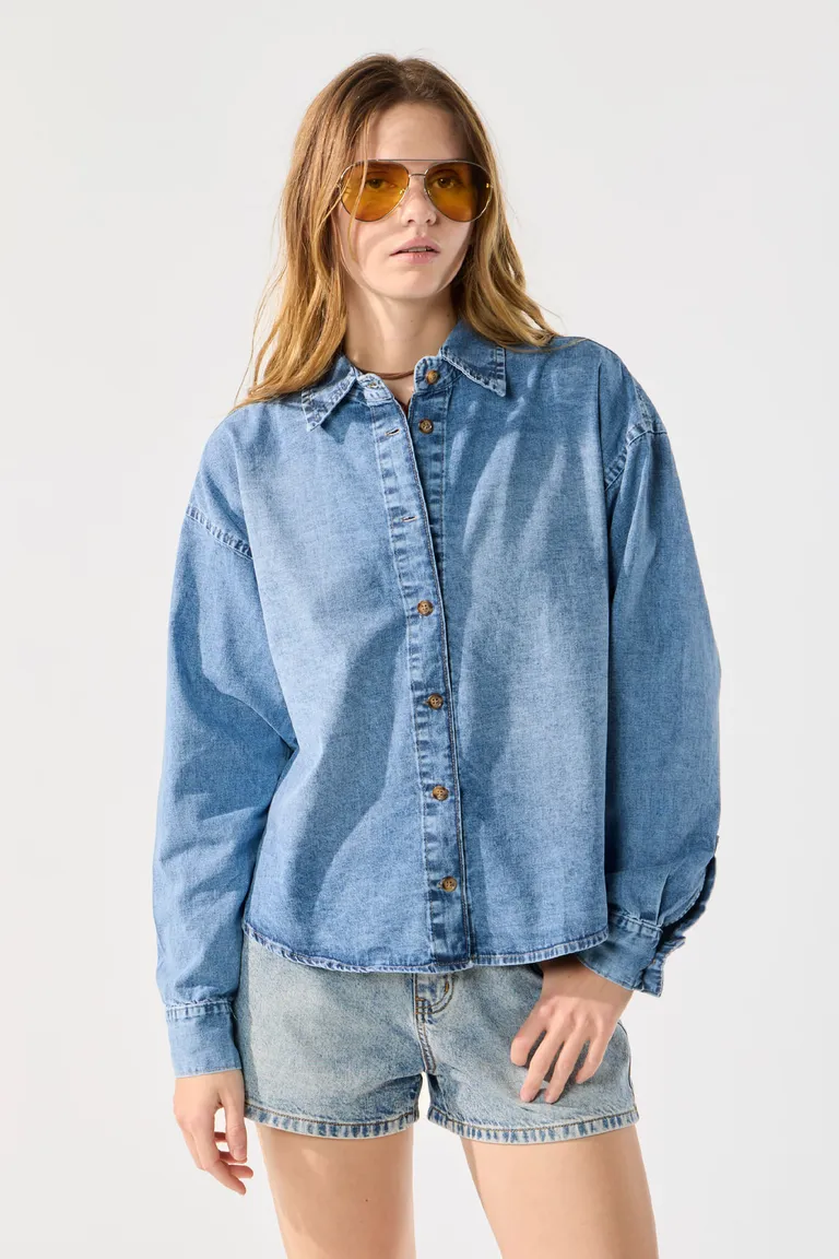 Camisa de denim de corte amplio y lavado ácido para mujer de Cuesta Blanca en Camisas para argentina