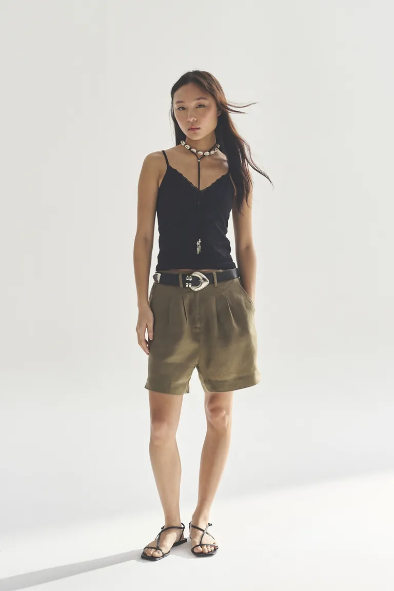 Camiseta de tirantes finos, diseño elegante y versatil para mujer de Akiabara en Tops para argentina