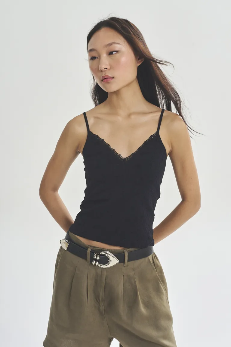 Camiseta de tirantes finos, diseño elegante y versatil para mujer de Akiabara en Tops para argentina