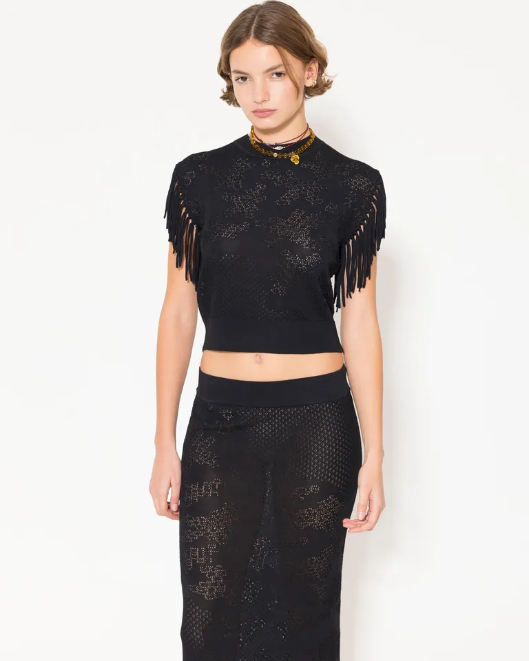 Top negro con calados y flecos, diseño moderno y de tendencia de Jazmin Chebar en Tops para argentina
