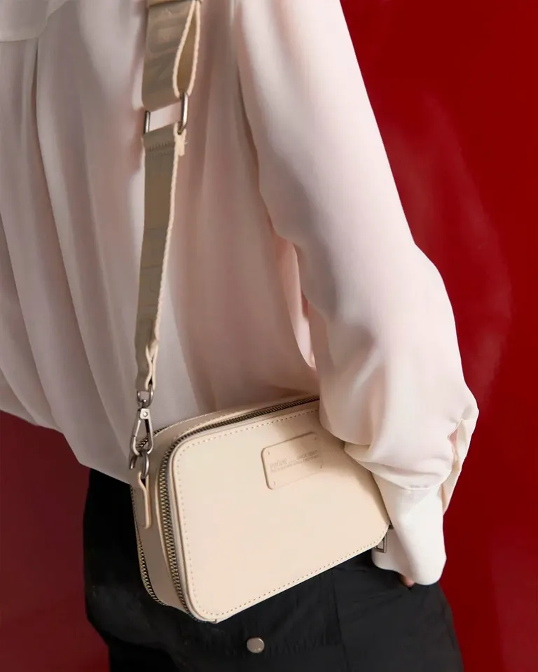 Bolso de mano rígido en efecto cuero con detalles metálicos de Prüne en Bolsos y Carteras para argentina