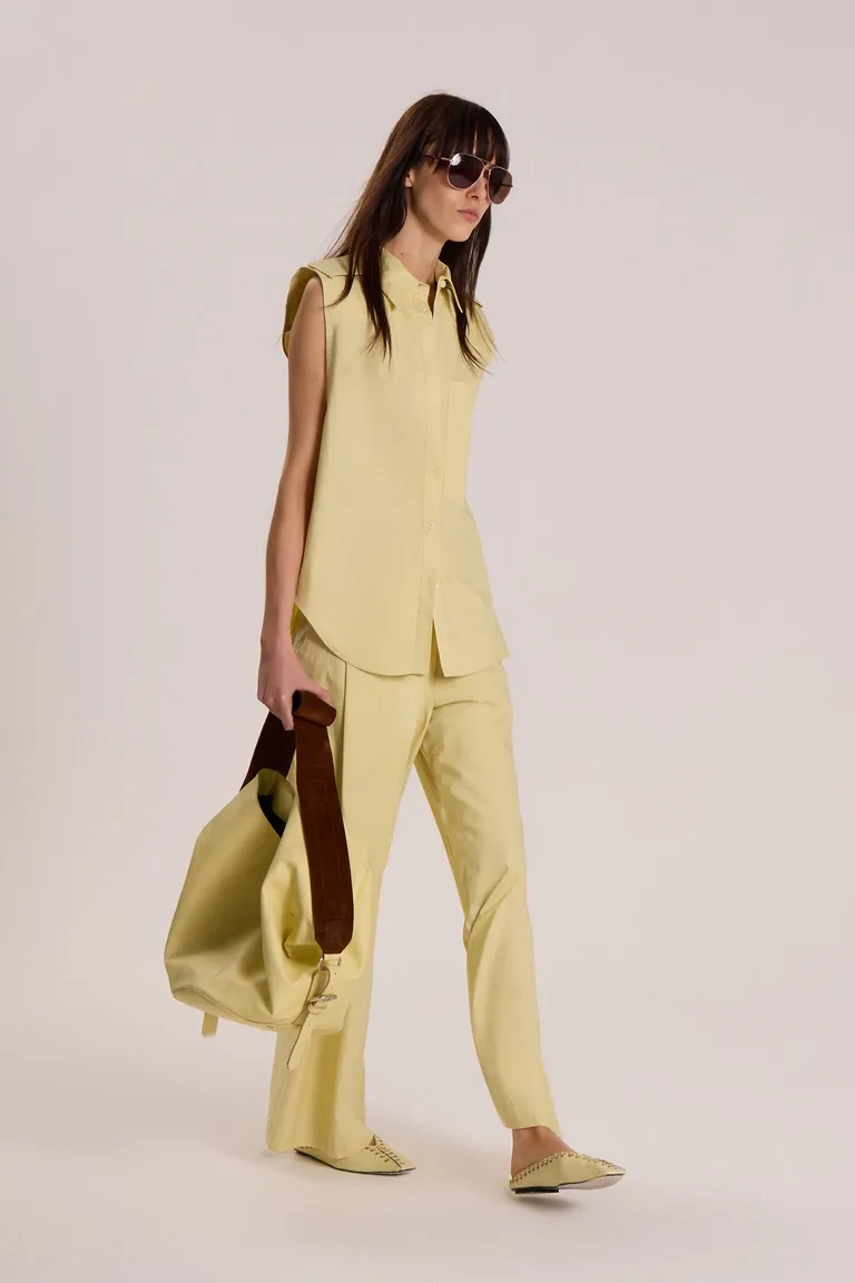 Camisa recta verde sin mangas para mujeres, diseño elegante y minimalista de Maria Cher en Camisas para argentina