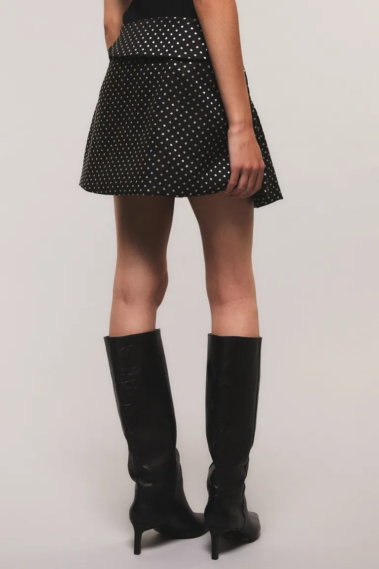 Falda mini con tablas laterales y correas metálicas ajustables en cintura de Kosiuko en Faldas para argentina