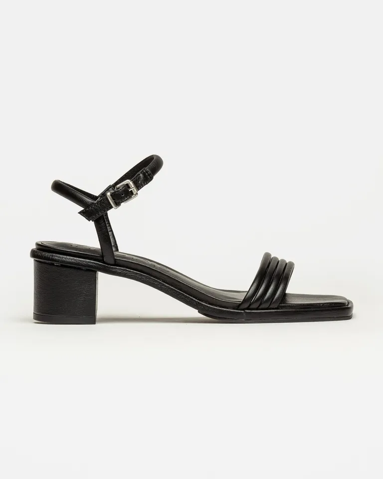 Elegantes sandalias de cuero liso con taco cuadrado y diseño innovador de Prüne en Sandalias para argentina