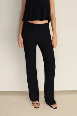 Pantalón con textura de Mango en Pantalones para argentina