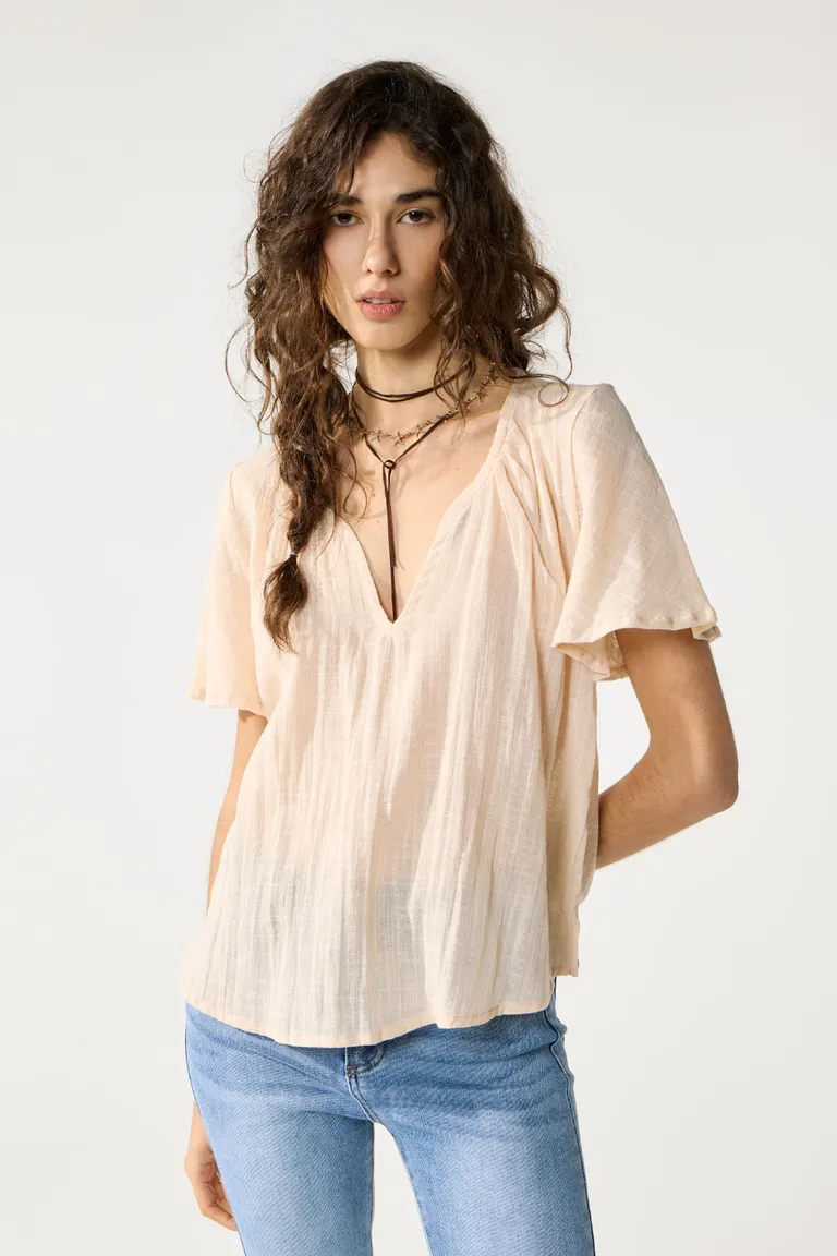 Blusa beige con escote fruncido y mangas abullonadas para mujer de Cuesta Blanca en Blusas para argentina