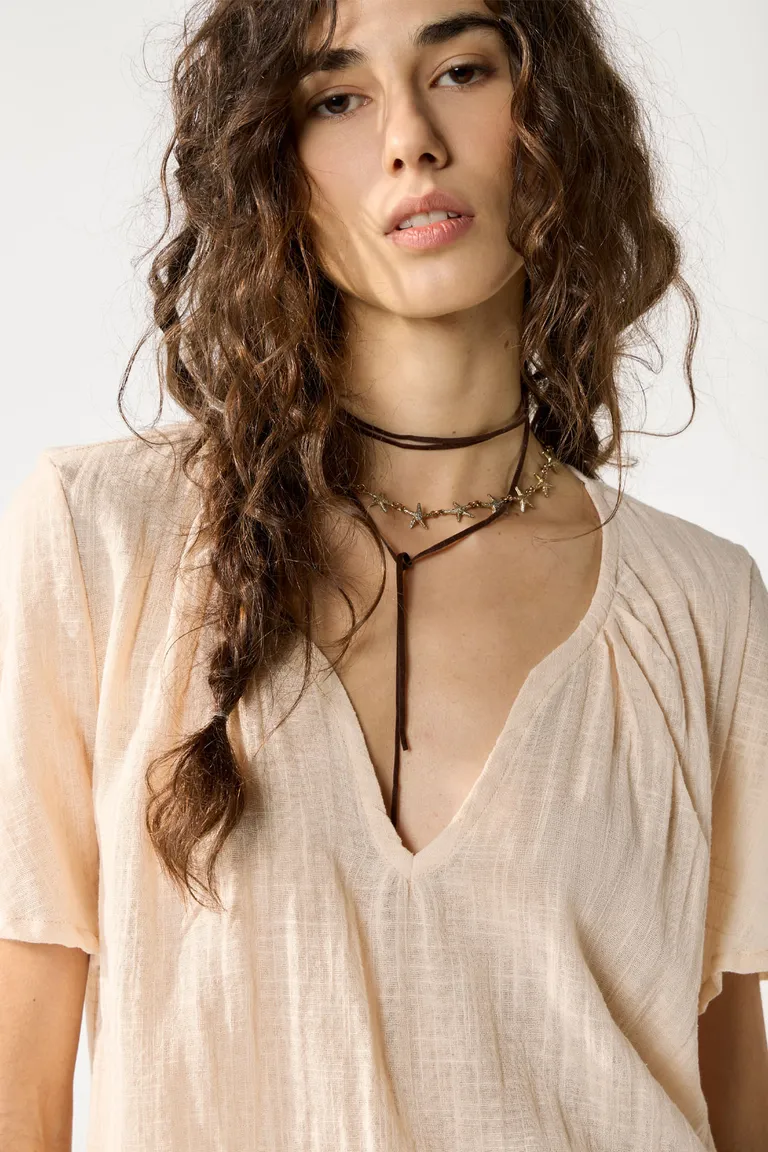 Blusa beige con escote fruncido y mangas abullonadas para mujer de Cuesta Blanca en Blusas para argentina