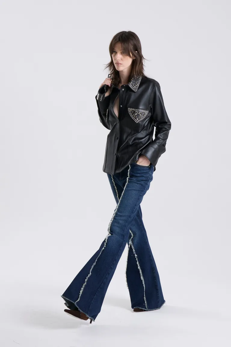 Camisa estructurada con cuello clásico, cierre de botones frontales y bolsillos con detalles metálicos decorativos de Maria Cher en Camisas para argentina