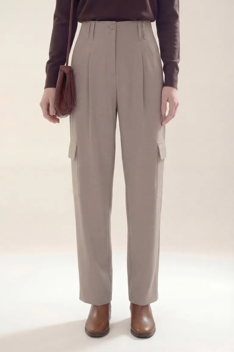 Pantalon cargo de tiro alto con bolsillos laterales y pinzas frontales de Akiabara en Pantalones para argentina