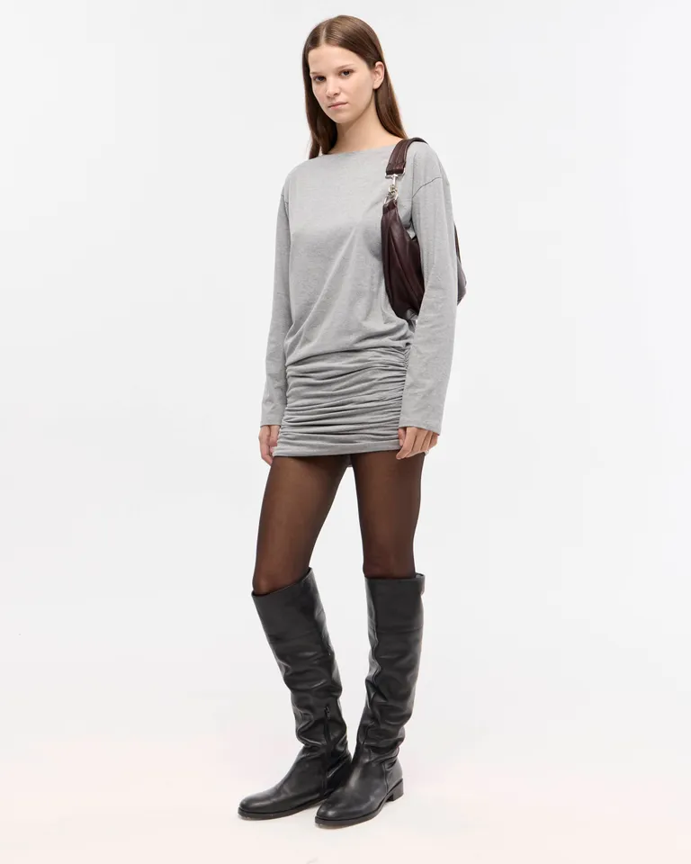 Vestido corto de manga larga con frunces laterales y ajuste entallado en cadera de Ay Not Dead en Vestidos para argentina