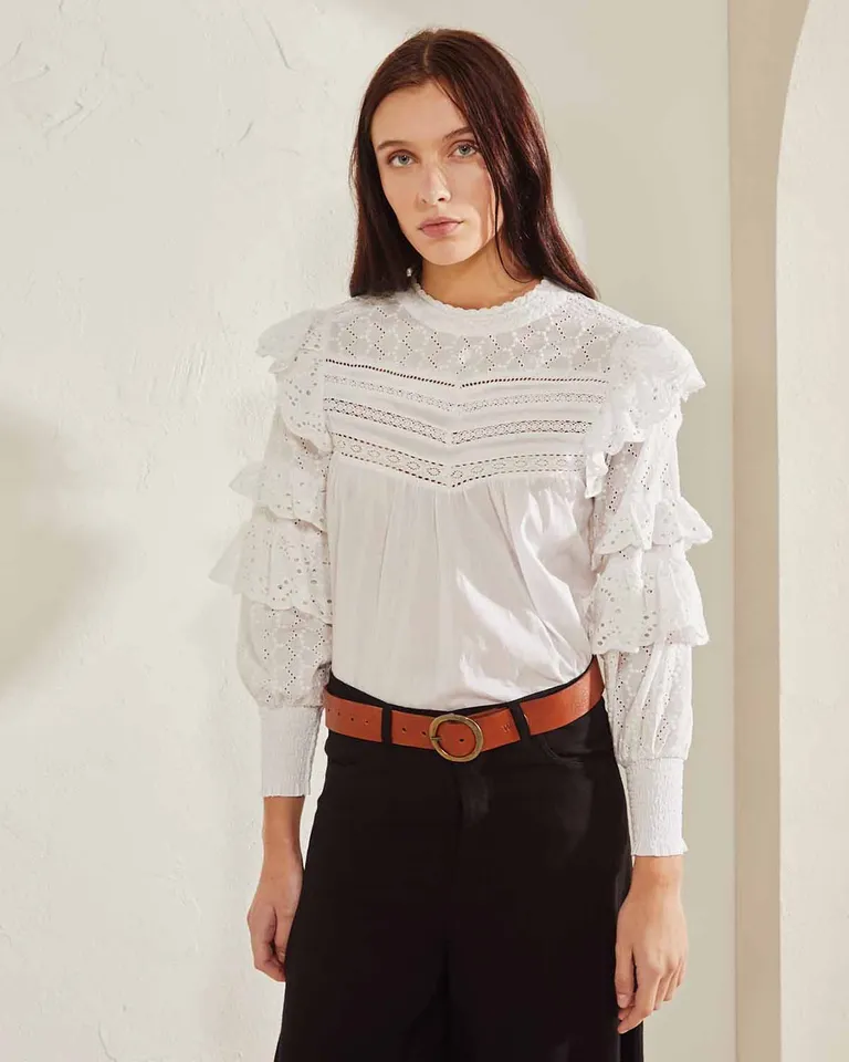 Camisa femenina con puntillas y volados, puños smock y gota en espalda de Wanama en Camisas para argentina