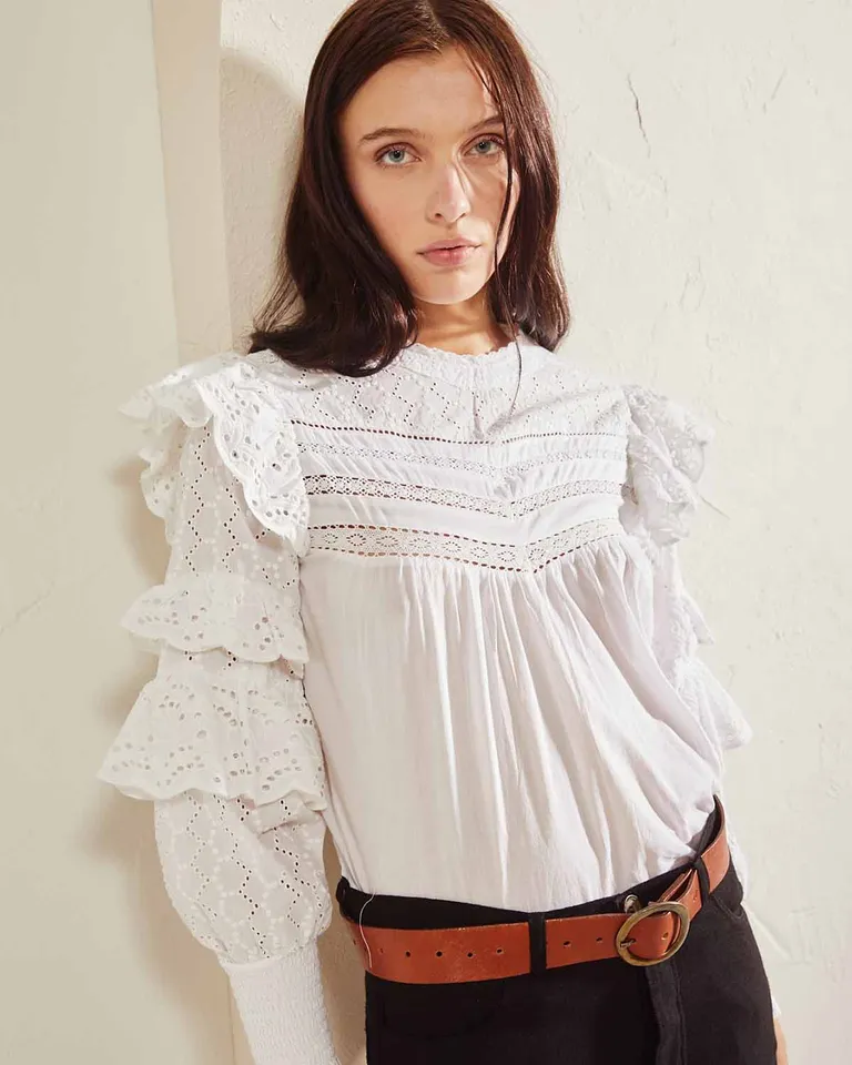 Camisa femenina con puntillas y volados, puños smock y gota en espalda de Wanama en Camisas para argentina