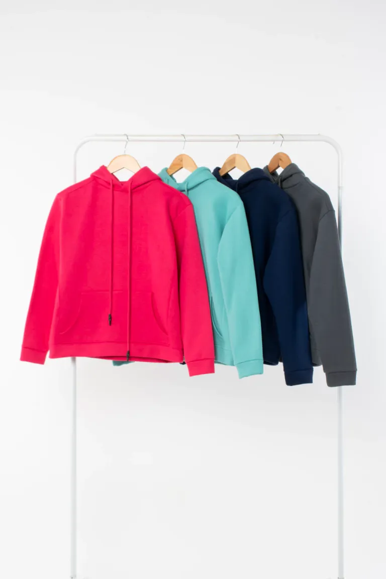 Buzo de algodón orgánico con capucha y bolsillos, perfecto para días frescos de Apricot en Buzos y Sweaters para argentina