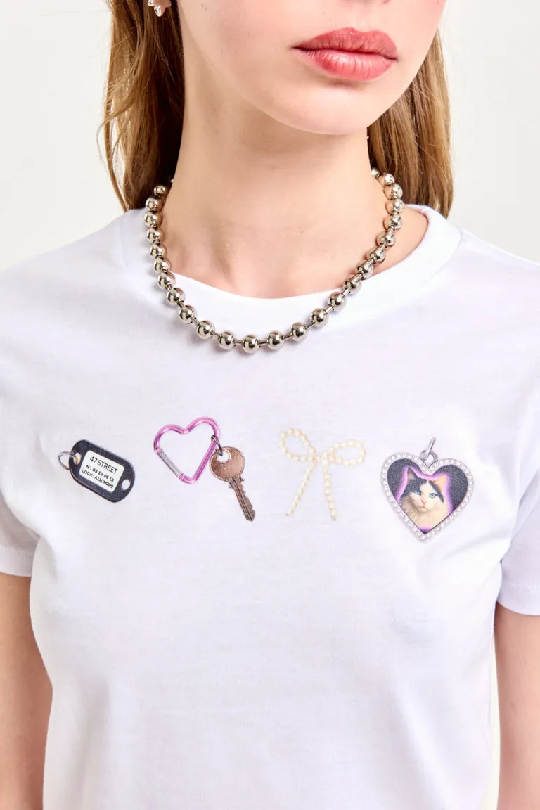 Remera básica de algodón con estampado de llaveros para un look casual y cómodo de 47 Street en Remeras para argentina