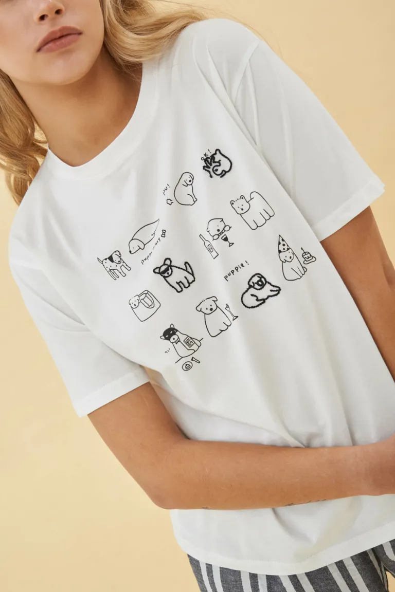 Remera estampada con estilizados dibujos de perritos, diseño fresco y moderno para mujeres de Apricot en Remeras para argentina