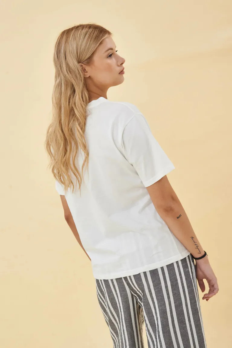 Remera estampada con estilizados dibujos de perritos, diseño fresco y moderno para mujeres de Apricot en Remeras para argentina