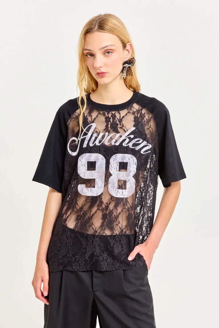 Remerón oversize de encaje con estampa gráfica delantera para un look fresco y urbano de 47 Street en Remeras para argentina