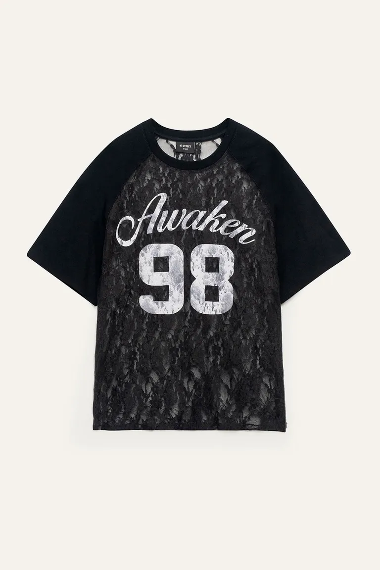 Remerón oversize de encaje con estampa gráfica delantera para un look fresco y urbano de 47 Street en Remeras para argentina