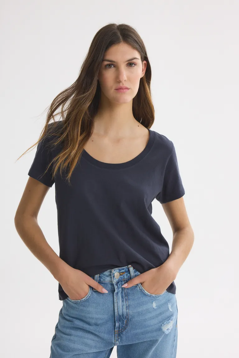 Remera de manga corta negra para mujer - Prenda básica y versátil para el guardarropa de Akiabara en Remeras para argentina