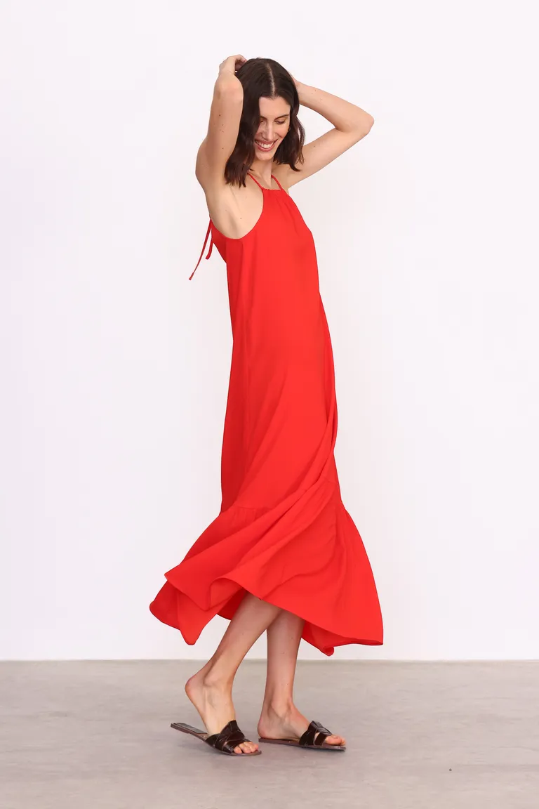 Vestido rojo largo con finos tirantes y volado en el ruedo de Yagmour en Vestidos para argentina