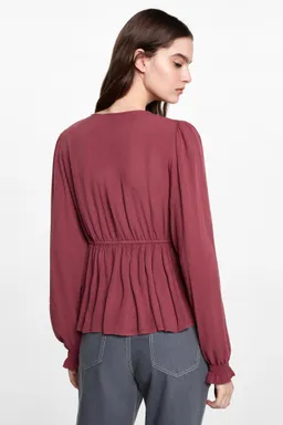 Blusa fluida fruncida de Mango Teen en Blusas para argentina