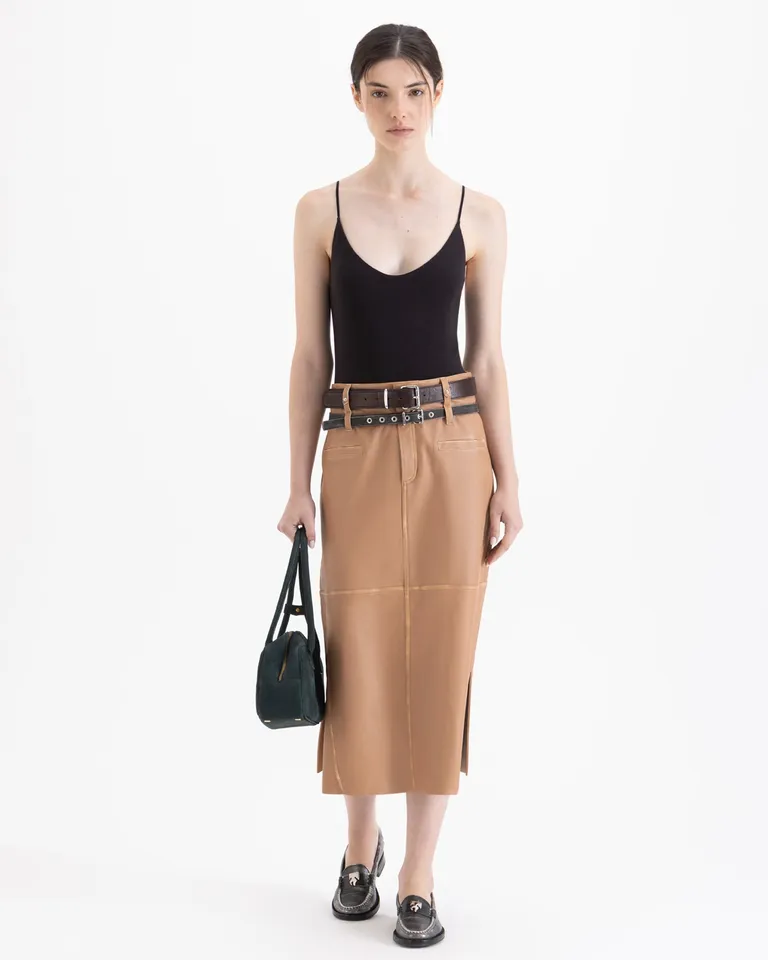 Body de mujer con escote en V y tirantes finos de corte entallado de Jazmin Chebar en Bodies para argentina