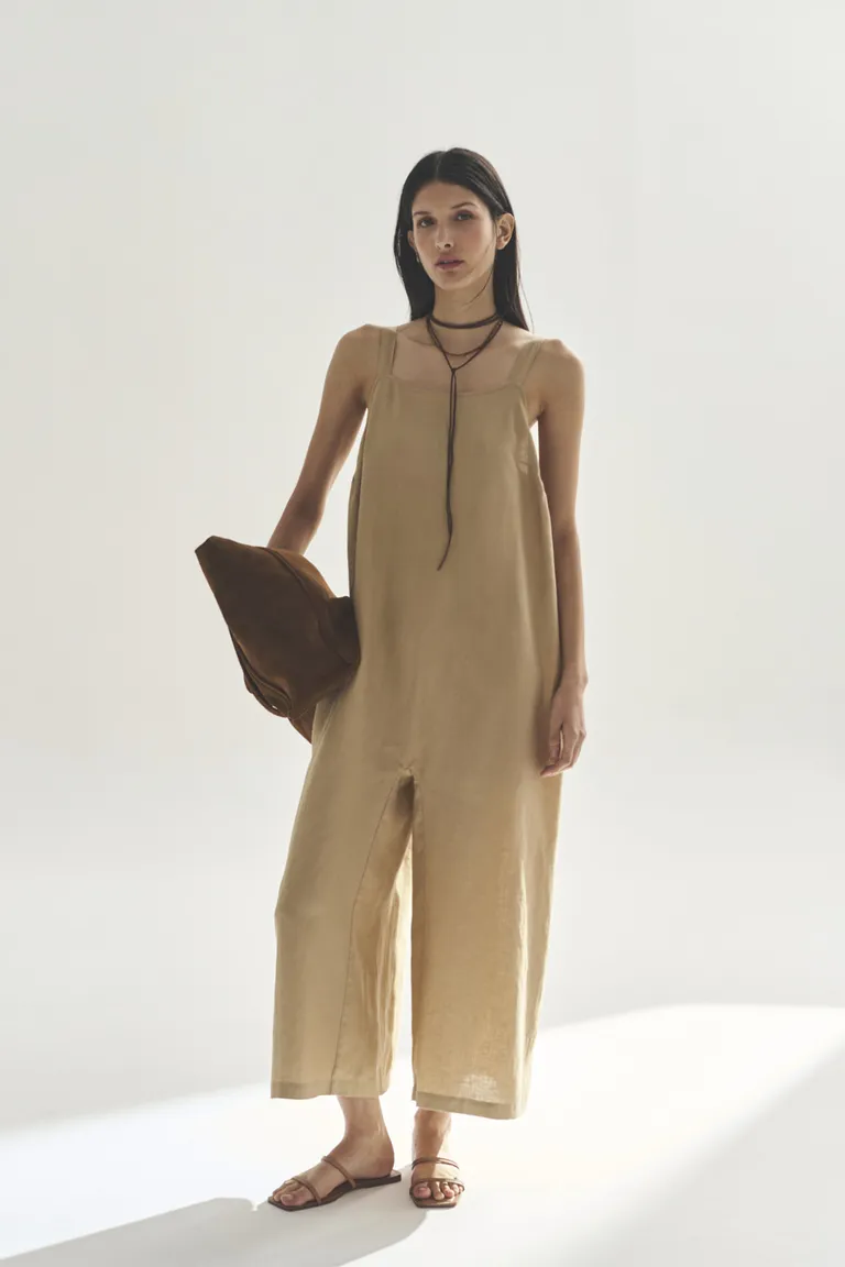 Mono Greta: Prenda elegante y de corte recto en tono beige para la mujer moderna de Akiabara en Monos para argentina