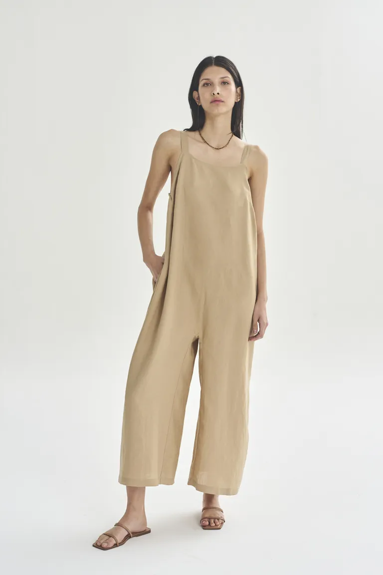 Mono Greta: Prenda elegante y de corte recto en tono beige para la mujer moderna de Akiabara en Monos para argentina