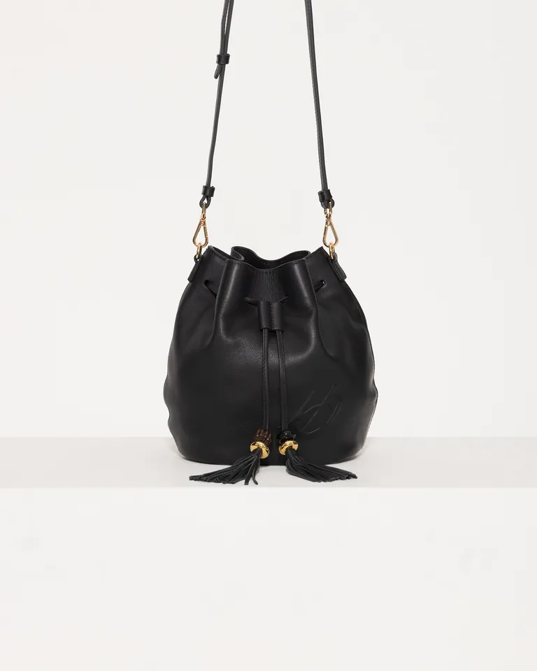 Bolso de Cuero Negro Bucket con Cordón Ajustable y Correa Regulable de Jazmin Chebar en Bolsos y Carteras para argentina