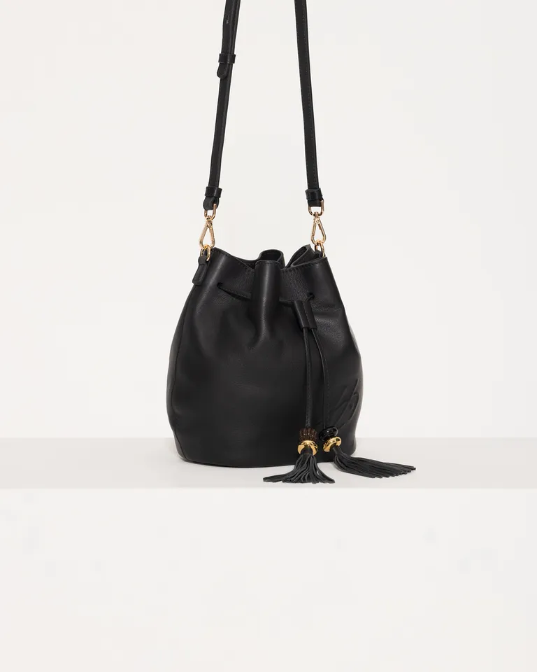 Bolso de Cuero Negro Bucket con Cordón Ajustable y Correa Regulable de Jazmin Chebar en Bolsos y Carteras para argentina