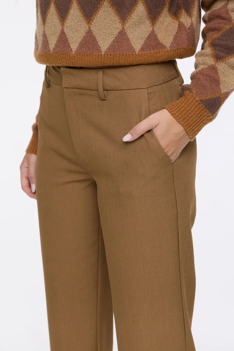 Pantalón de corte recto sastrero con bolsillos laterales y cierre con botón y gancho metálico de Cuesta Blanca en Pantalones para argentina