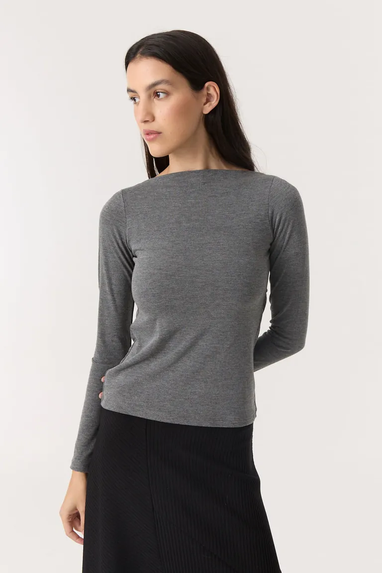 Remera manga larga con escote bote y espalda drapeada de Furzai en Remeras para argentina