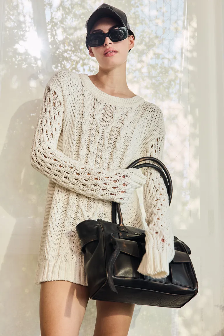 Vestido corto de tejido abierto y mangas largas para un look casual y chic de Justaosadia en Buzos y Sweaters para argentina