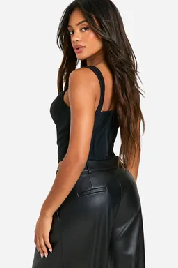 Top corset ballenas copas bandage de Boohoo en Tops para argentina