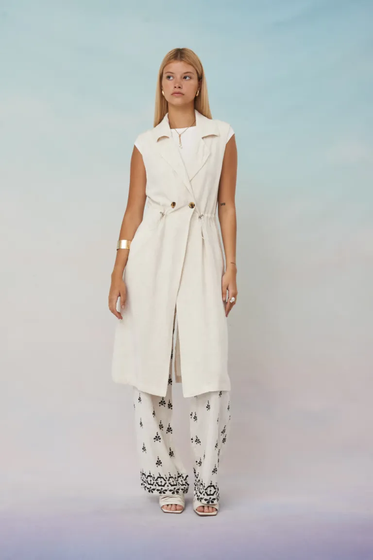 Chaleco blanco elegante y femenino para completar tus looks de mujer de Apricot en Chalecos para argentina