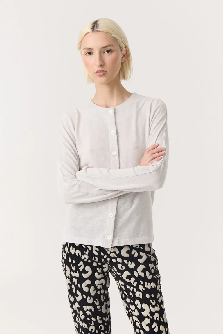 Cardigan de punto con escote redondo y cierre de botones a tono de Furzai en Buzos y Sweaters para argentina