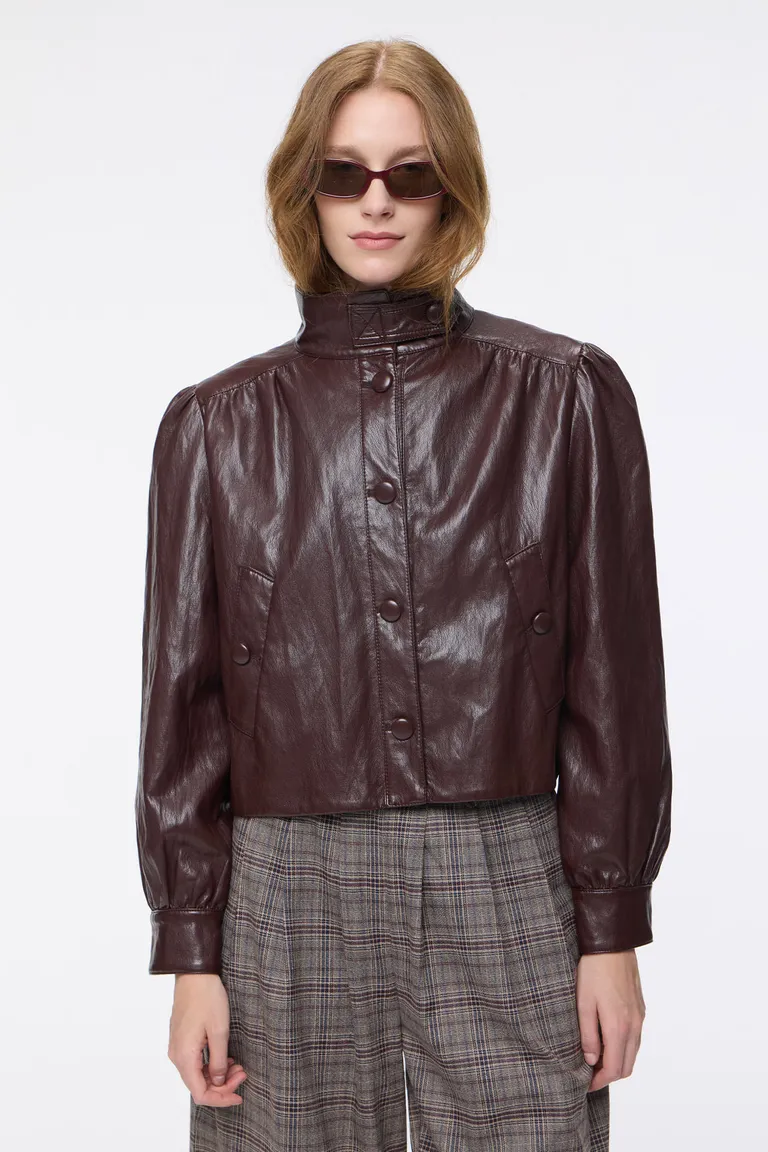 Campera corta con cuello alto, botones frontales, frunces en hombros y bolsillos laterales de diseño moderno de Cuesta Blanca en Chaquetas para argentina