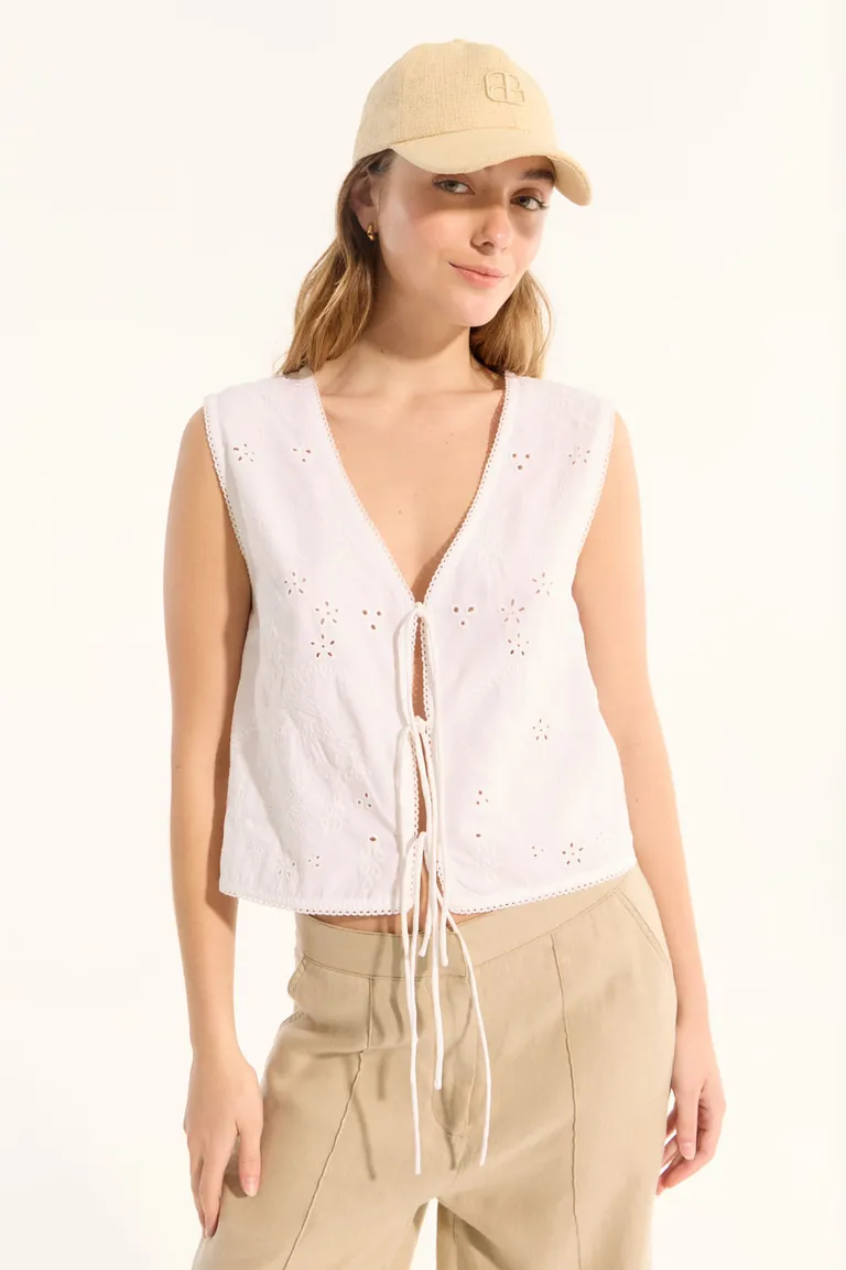 Top bordado con lazos en la espalda y delantera, de diseño elegante y cómodo para mujeres de Portsaid en Tops para argentina