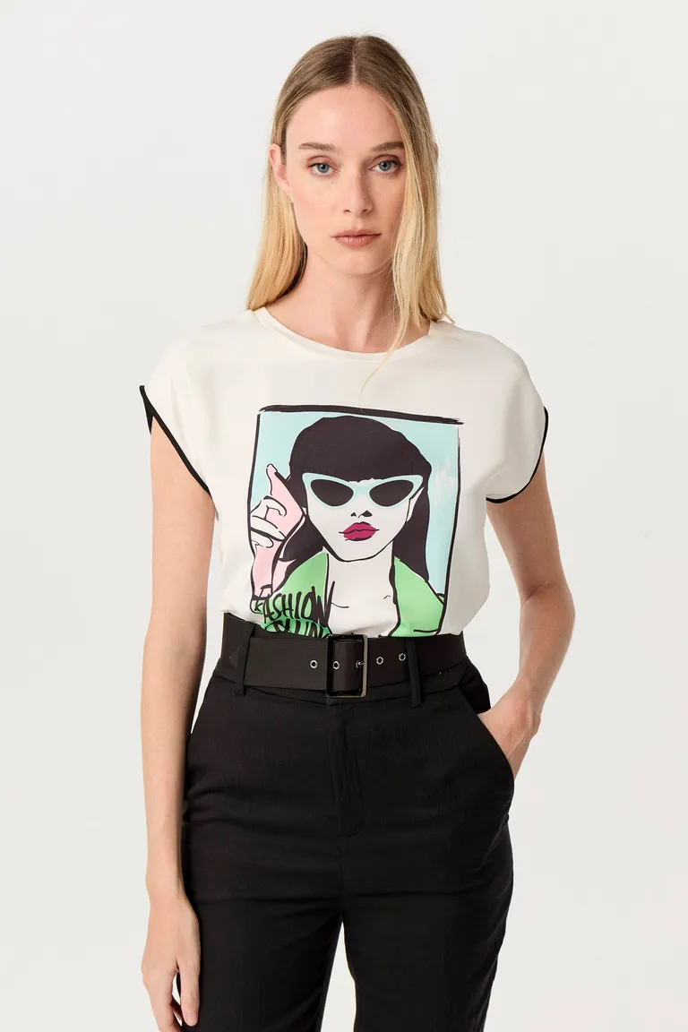 Remera de diseño estampado con corte relajado y hombros caídos de Markova en Remeras para argentina