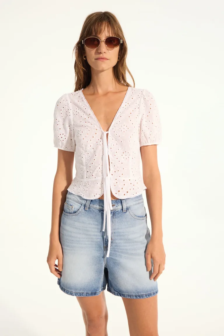 Camisa de manga corta con detalles de puntilla y lazos en tela de broderie de algodón de Portsaid en Camisas para argentina