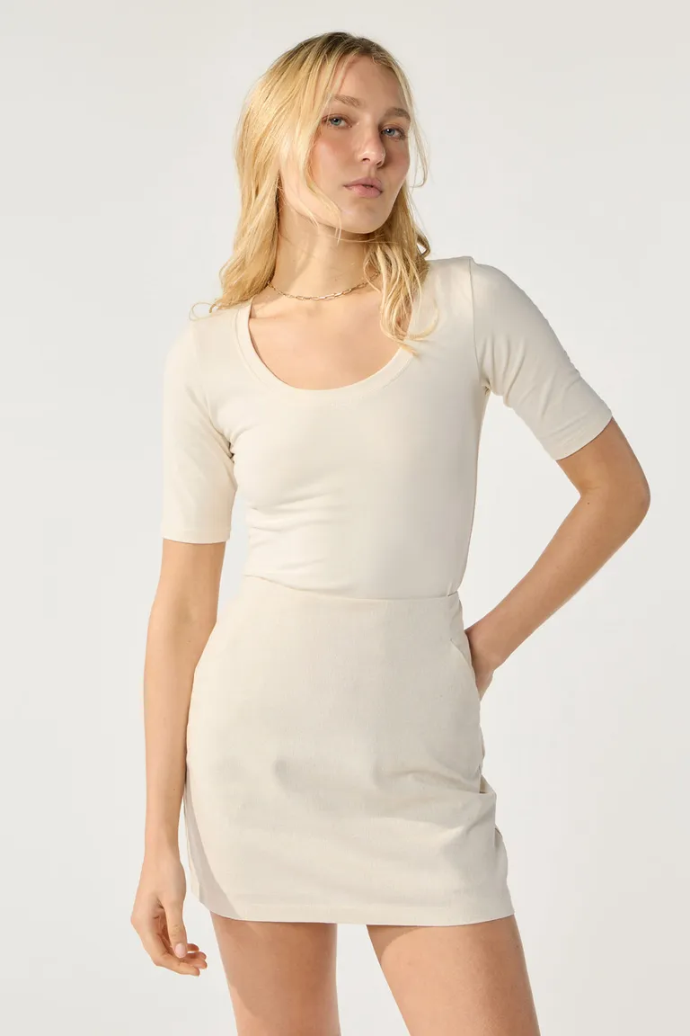 Remera básica de algodón de corte ajustado para mujer de Cuesta Blanca en Remeras para argentina