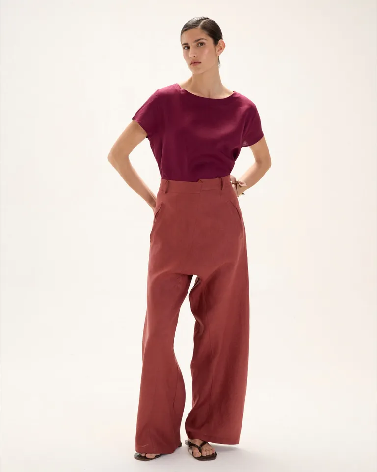 Pantalón de tiro largo y cruce frontal, con bolsillos laterales y aplicado trasero, de silueta amplia y elegante. de Blue Sheep en Pantalones para argentina