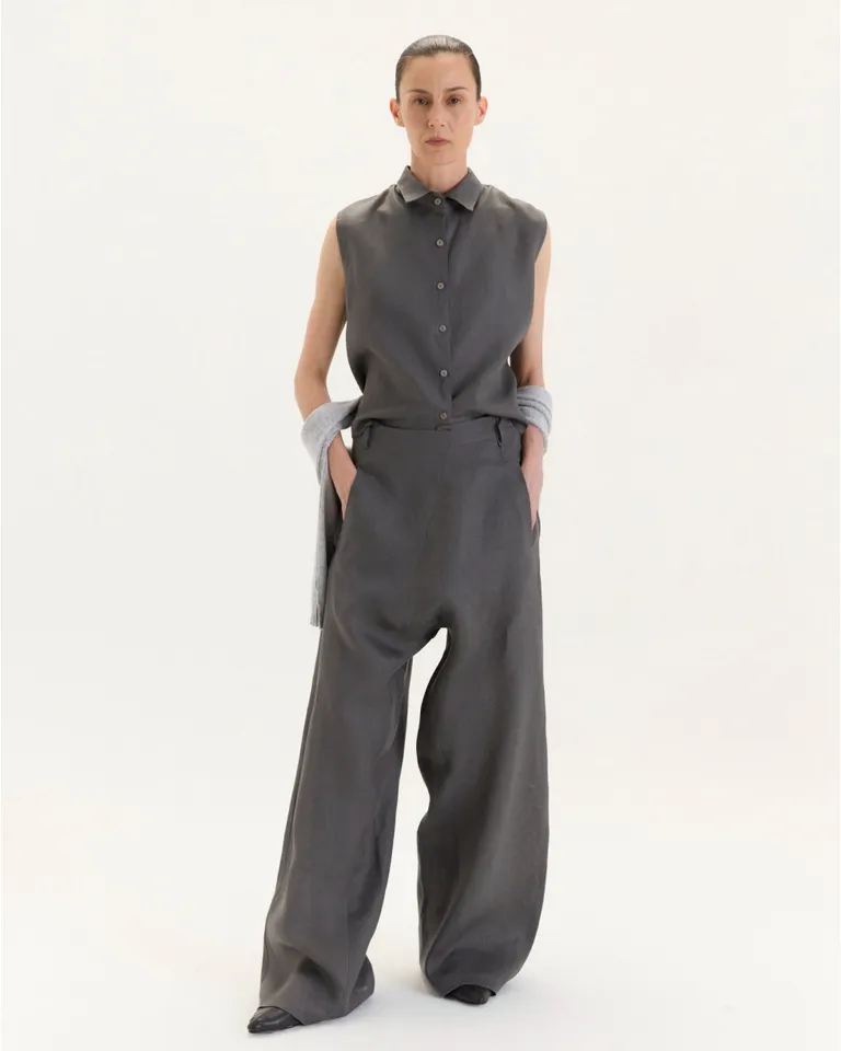 Pantalón de tiro largo y cruce frontal, con bolsillos laterales y aplicado trasero, de silueta amplia y elegante. de Blue Sheep en Pantalones para argentina