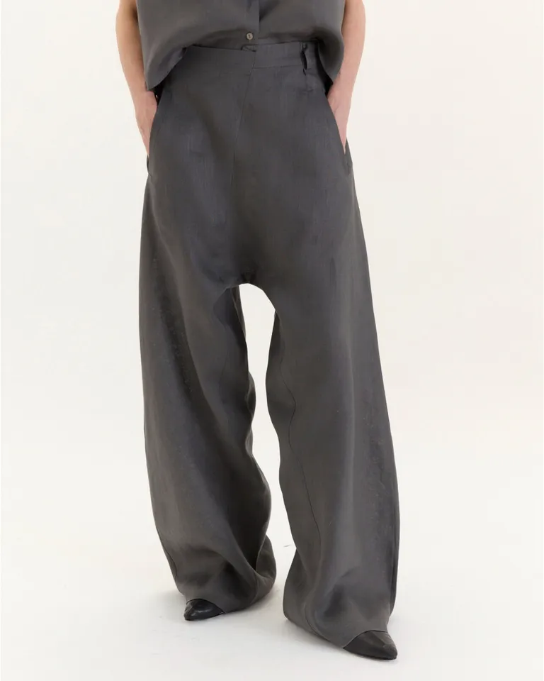 Pantalón de tiro largo y cruce frontal, con bolsillos laterales y aplicado trasero, de silueta amplia y elegante. de Blue Sheep en Pantalones para argentina