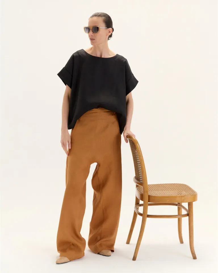 Pantalón de tiro largo y cruce frontal, con bolsillos laterales y aplicado trasero, de silueta amplia y elegante. de Blue Sheep en Pantalones para argentina