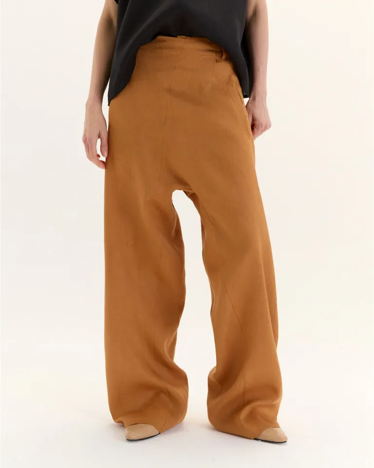 Pantalón de tiro largo y cruce frontal, con bolsillos laterales y aplicado trasero, de silueta amplia y elegante. de Blue Sheep en Pantalones para argentina