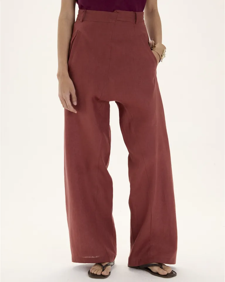 Pantalón de tiro largo y cruce frontal, con bolsillos laterales y aplicado trasero, de silueta amplia y elegante. de Blue Sheep en Pantalones para argentina