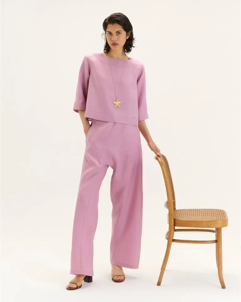 Pantalón de tiro largo y cruce frontal, con bolsillos laterales y aplicado trasero, de silueta amplia y elegante. de Blue Sheep en Pantalones para argentina