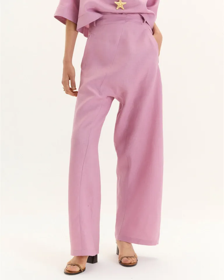 Pantalón de tiro largo y cruce frontal, con bolsillos laterales y aplicado trasero, de silueta amplia y elegante. de Blue Sheep en Pantalones para argentina